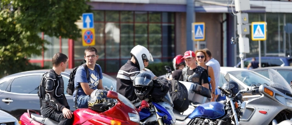 Einige Biker beraten nach, wo sie ihre Motorräder parken dürfen.
