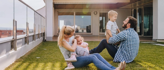 Balkon kindersicher machen sorgt für entspannte Spielstunden bei der ganzen Familie 