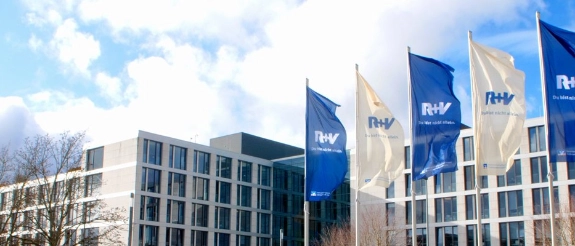 RheinEnergie Unternehmensgebäude mit blauer und weißer Flagge vor modernem Bürohaus