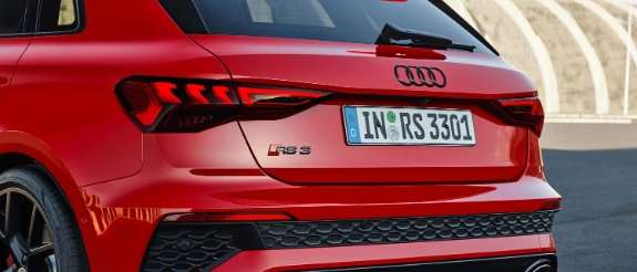 Roter Audi A4 Sedan von hinten mit LED-Rückleuchten und Sportdiffusor, Kennzeichen sichtbar