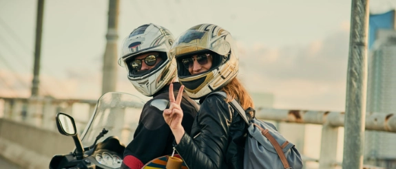 Zwei Personen auf Motorrad
