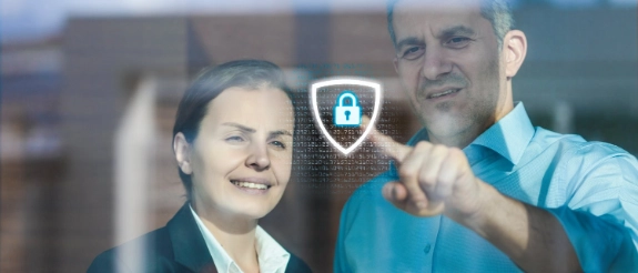 Mitarbeiter der IT-Sicherheit in weißem Hemd kontrollieren Lagerbestand im Rahmen der R+V-Cyberversicherung