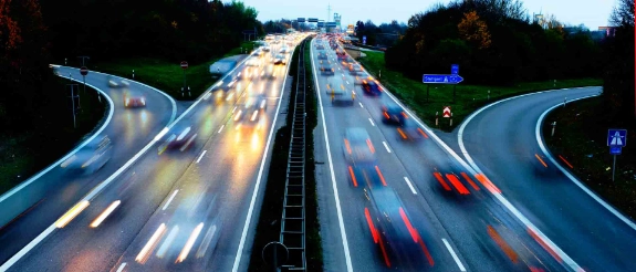 Autobahn bei Nacht