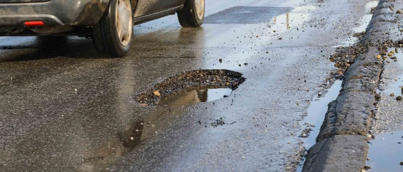 Großes Schlagloch auf der Straße