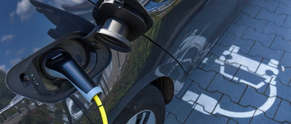 Elektroauto wird aufgeladen.