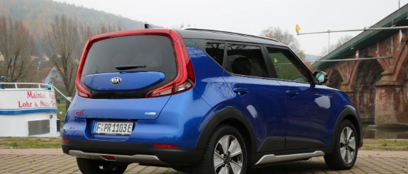 blauer Kia e-Soul Review Heckansicht 