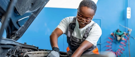 Überprüfung des Motors in Kfz-Werkstatt.