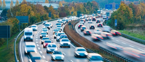 Autos fahren über die Autobahn.