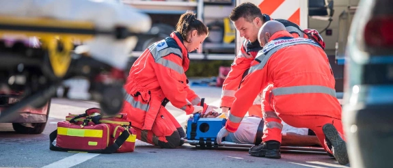 Sanitäter leisten Erste Hilfe
