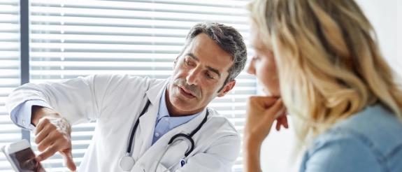 Arzt im Gespräch mit einer Patientin