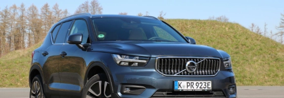dunkelblauer Volvo XC40
