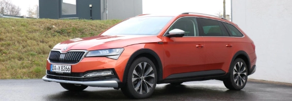 Skoda Superb Scout Fahrbericht in orange 