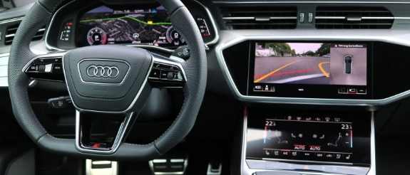 Audi-Cockpit mit digitalem Kombiinstrument, Lenkrad und Infotainment-Display in modernem Fahrzeuginnenraum