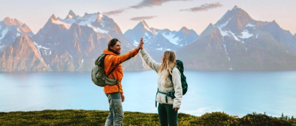 Ein Paar genießt seinen Urlaub und ist mit einer Reiseversicherung gut abgesichert.