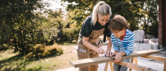 Kind und Mutter bei gemeinsamer Heimhandwerker Arbeit.