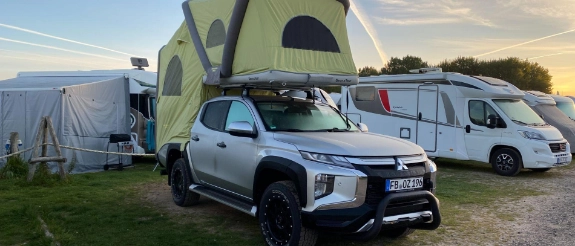 Mitsubishi L200 Pickup und dem Gentletent Dachzelt von vorne