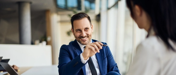 Ein Manager und eine Managerin besprechen den Rechtsschutz ihrer Firma.