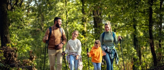 Eine Familie genießt ihren Wanderurlaub dank guter Vorbereitung mit einer Packliste.
