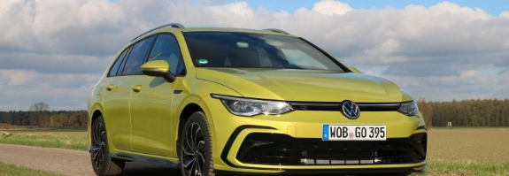 VW Golf 8 Variant Test seitliche Ansicht, auf einem Weg mitten von Feldern 