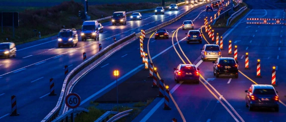 Reißverschlussverfahren aufgrund von Baustelle auf der Autobahn.