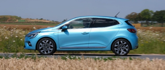 Blauer Renault Clio in Seitenansicht auf Feldweg, modernes Kompaktauto mit sportlichem Design