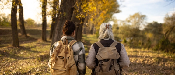 Zwei Frauen beim Spaziergang Witwenrente RuV