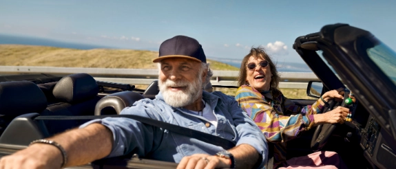 Glückliches Pärchen im Cabrio
