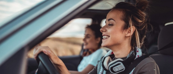 Zwei junge Frauen fahren im Auto