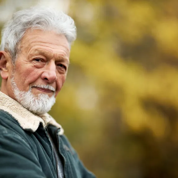 Portraet eines reifen Mannes an einem Herbsttag