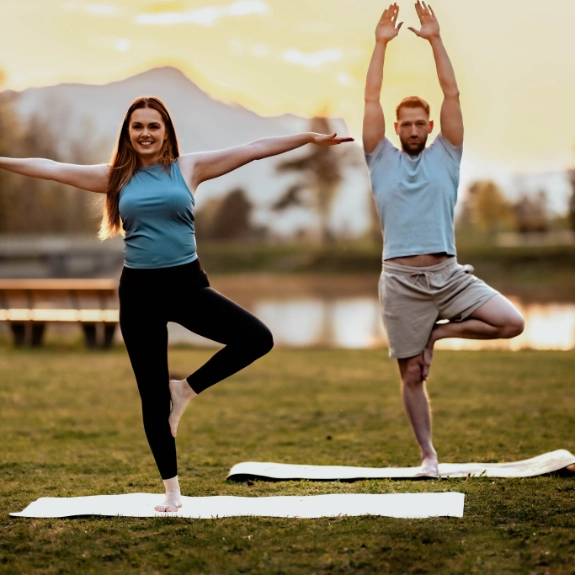 Ein Paar praktiziert Yoga im Freien.