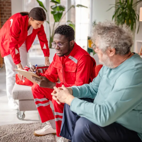 Ein pflegebedürftiger Mann hat den Hausnotruf getätigt und der Rettungsdienst ist bei ihm zuhause eingetroffen.