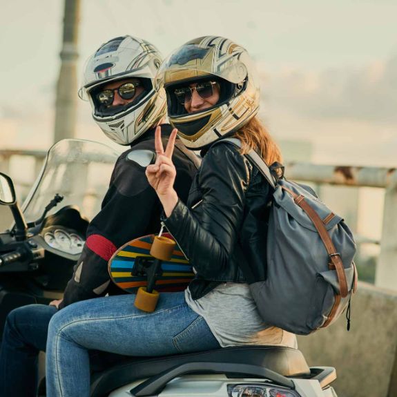 Zwei Personen auf fahren auf einem Motorrad.