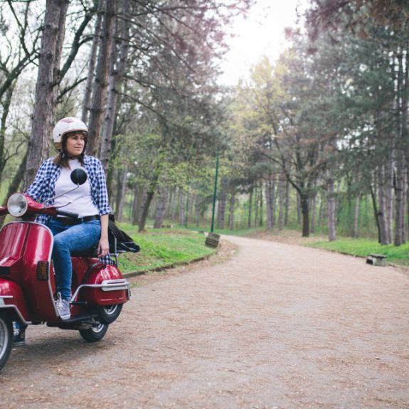 frau-auf-moped-im-wald