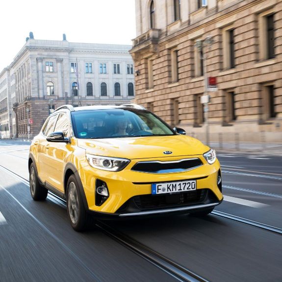 Kia Stonic R+V24 Drive Check auf der Straße in der Innenstadt 