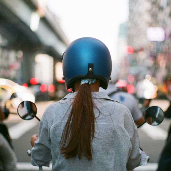 Motorrad im Stau durchschlängeln