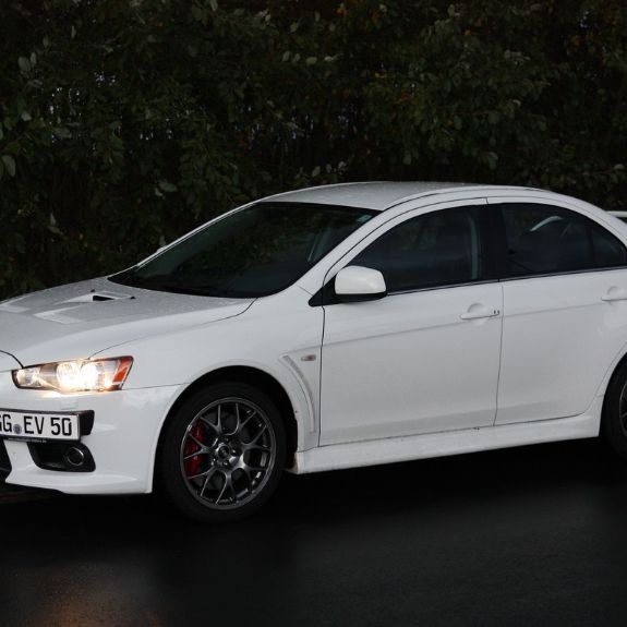 Mitsubishi Evo X – Der Held der Landstraße oder der beste Freund des Tankwartes?