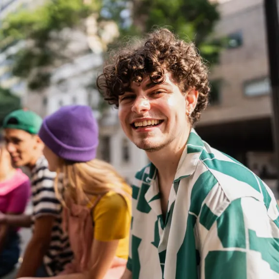 Eine Gruppe junger Leute sitzt zusammen und unterhält sich