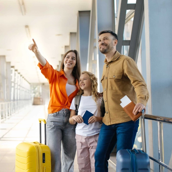 Mit einer Checkliste für die Flugreise startet eine Familie entspannt in den Urlaub.