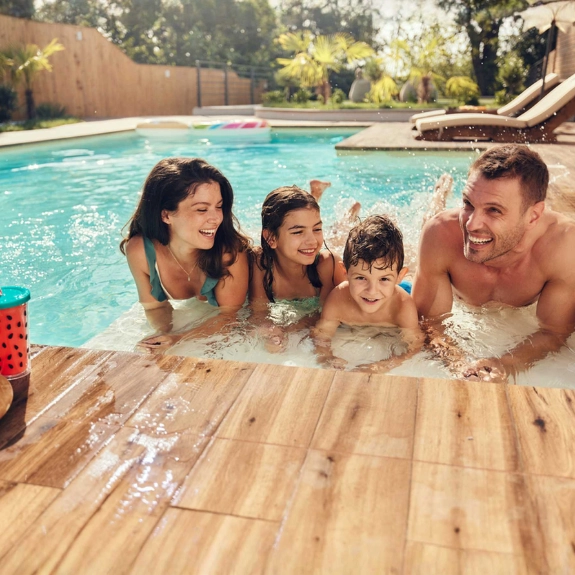 Eine Familie genießt einen entspannten Sommerurlaub dank guter Vorbereitung mit Packliste.