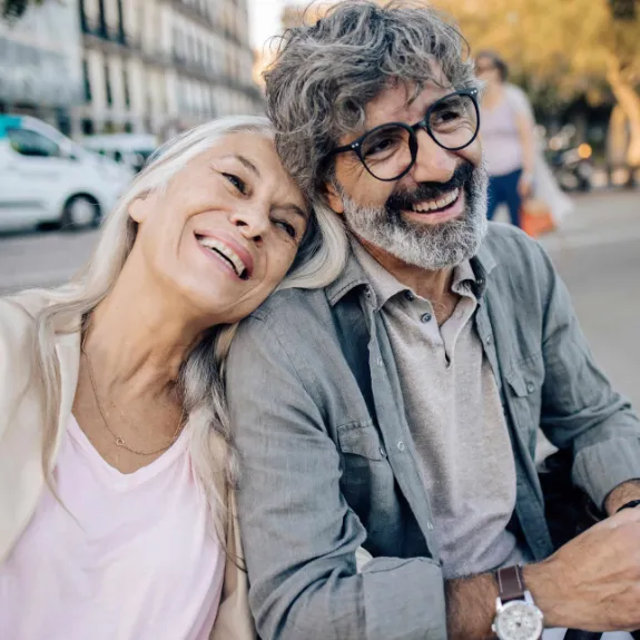 Ein Paar freut sich über die Vorteile ihrer privaten Rentenversicherung.