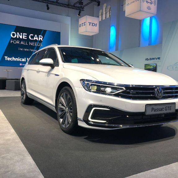 2019-VW-Passat-R-Line-Volkwagen-Passat-GTE-der-neue-Passat-Jens-Stratmann-1.jpg