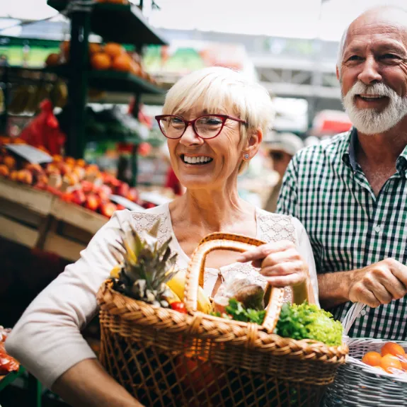 Senioren Ehepaar sind glücklich beim Einkaufen von gesunden Lebensmitteln.