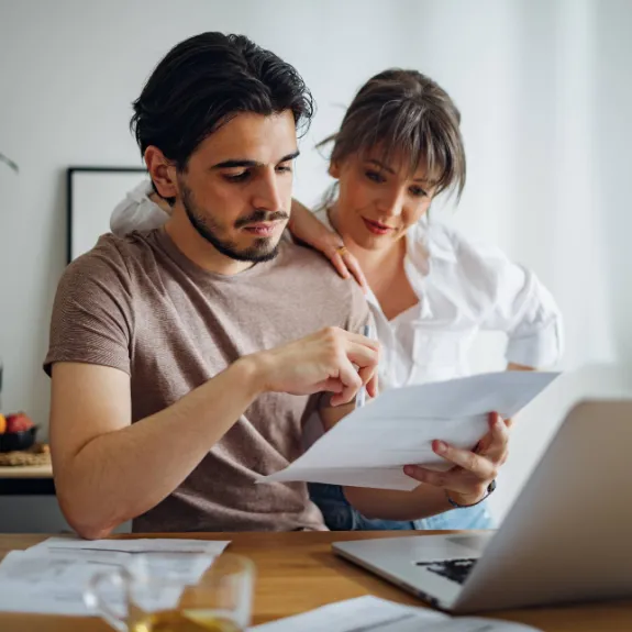 Ein Paar mit gemeinsamem Sorgerecht für ihr Kind erstellt eine Sorgerechtsverfügung, die beim Tod der Eltern greift.