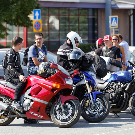 Einige Biker beraten nach, wo sie ihre Motorräder parken dürfen.