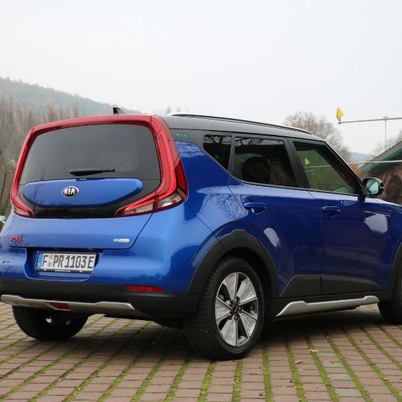 blauer Kia e-Soul Review Heckansicht 