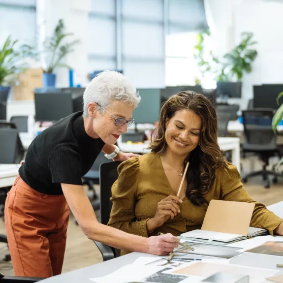 Im Zuge der Aktivrente sieht man eine ältere Frau, die weiterhin an ihrem Arbeitsplatz arbeitet. 