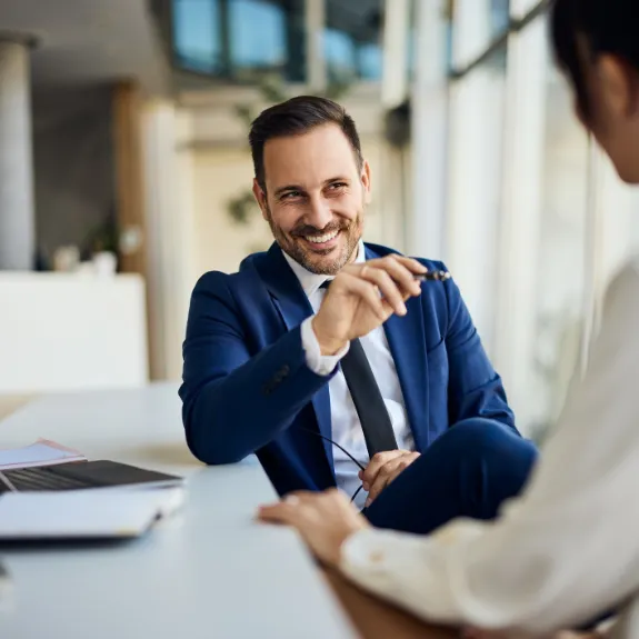 Ein Manager und eine Managerin besprechen den Rechtsschutz ihrer Firma.