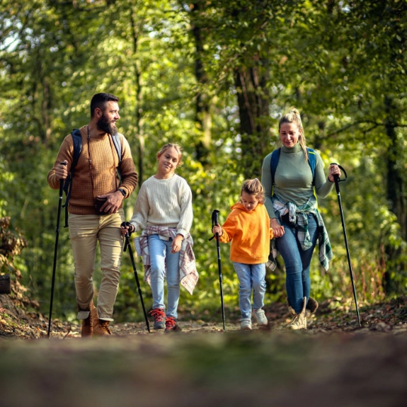 Eine Familie genießt ihren Wanderurlaub dank guter Vorbereitung mit einer Packliste.