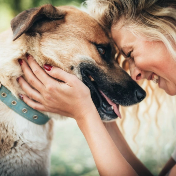 Eine Frau teilt einen glücklichen Moment mit ihrem Hund.