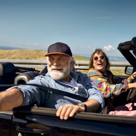 Glückliches Pärchen im Cabrio